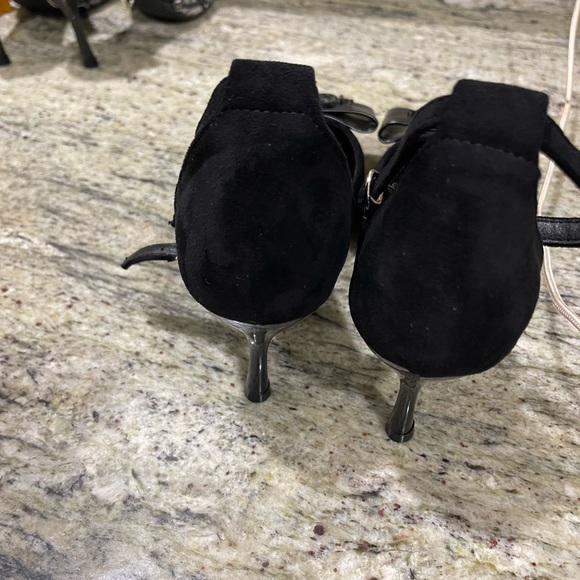 Dress up for the office in this black elegant black heel. - Picture 3 of 5